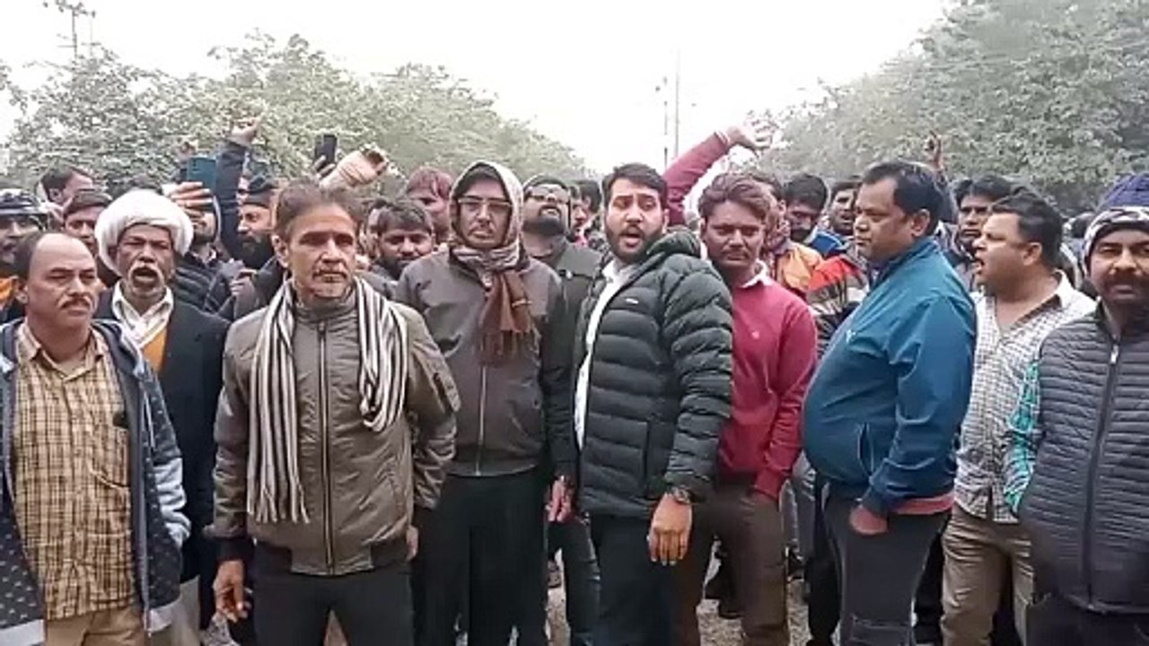 रोड एक्सीडेंट कानून के विरोध में सडक़ों पर उतरे...