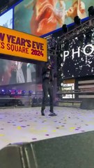 María Becerra canta “Corazón vacío” en Times Square