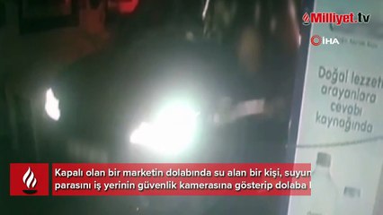 Kapalı olan marketten su aldı, parasını kameraya gösterip bıraktı