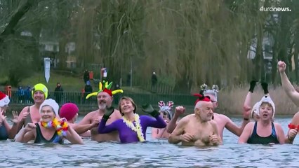 شاهد: ألمان يستقبلون العام الجديد بالسباحة في بحيرة باردة