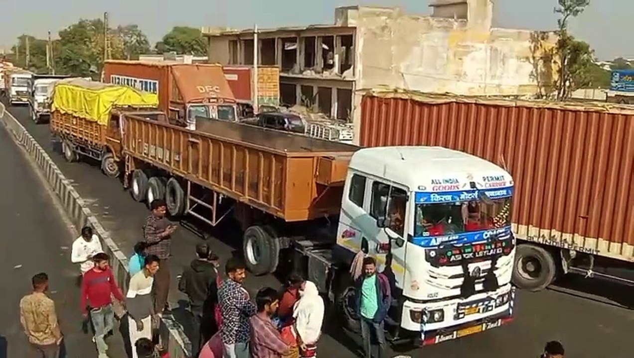 जाम लगाया, नहीं माने तो पुलिस ने हल्का बल प्रयोग कर खदेड़ा