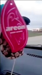 Un motard et un animal très chanceux