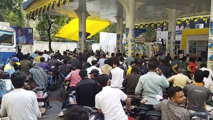 इंदौर में पेट्रोल पंपों पर भारी भीड़, लोग हुए परेशान