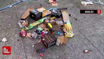 Berlin’de yeni yıl kutlamalarında kullanılan havai fişeklerin atıkları temizlendi
