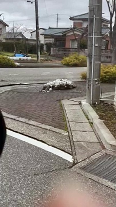 Effet du tremblement de terre qui a frappé le centre du Japon aujourd'hui : les routes se fissurent et les trottoirs se soulèvent.