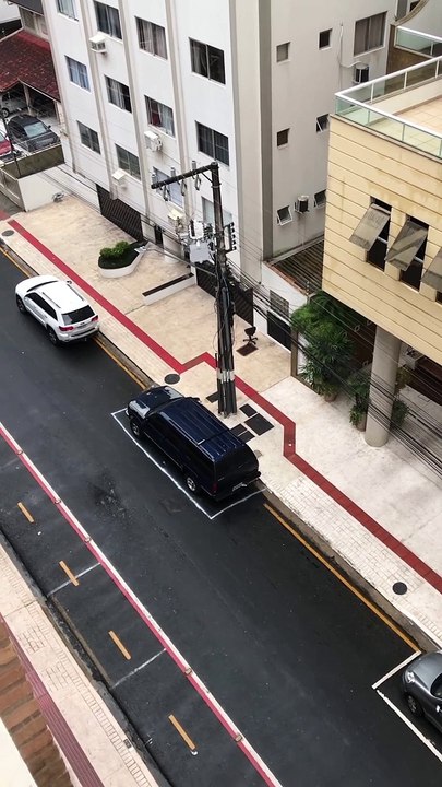 Motorista pinta vaga para driblar proibição de estacionar,  em Balneário Camboriú