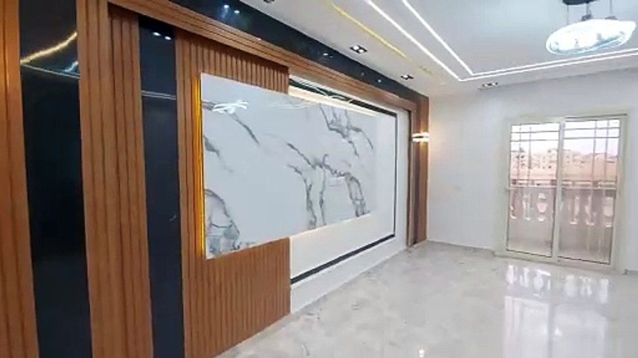 "استعد لرحلة الرفاهية: شقة فاخرة للبيع في حدائق الأهرام أمام النادي ومطاعم عالمية! اكتشف جمال المساحة البالغة 200 متر مربع واستمتع بالفخامة المطلقة في هذا العرض الاستثنائي."