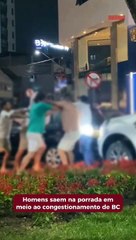 Homens saem na porrada no congestionamento da virada