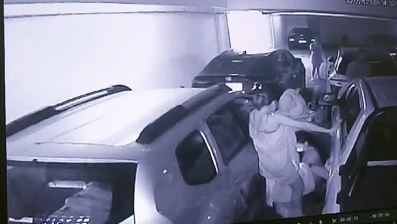 Mulher entra em trabalho de parto e dá à luz em garagem de prédio; assista