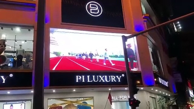 Màn hình led P5 ngoài trời lắp đặt cho các showroom thời trang