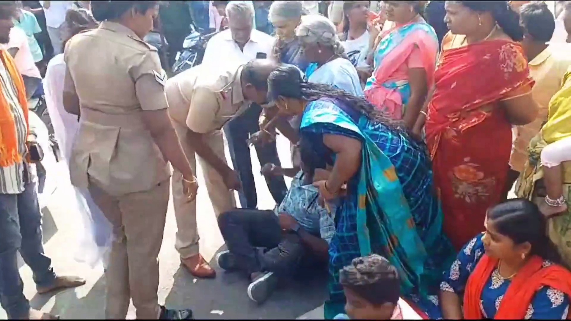 பைக்கை அலேக்காக தூக்கி சென்ற போலீசார்.. மது அருந்தாத இளைஞர் மீது தாக்குதல் - திடீர் மறியலால் பரபரப்பு