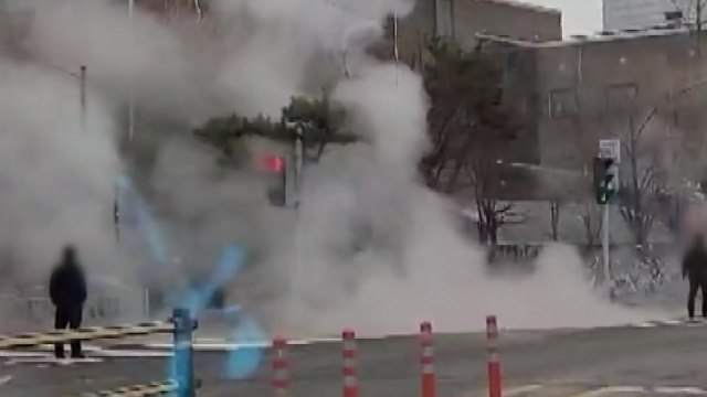 서울 염창동 열 수송관 터져...백60여 세대 난방 끊겨 / YTN