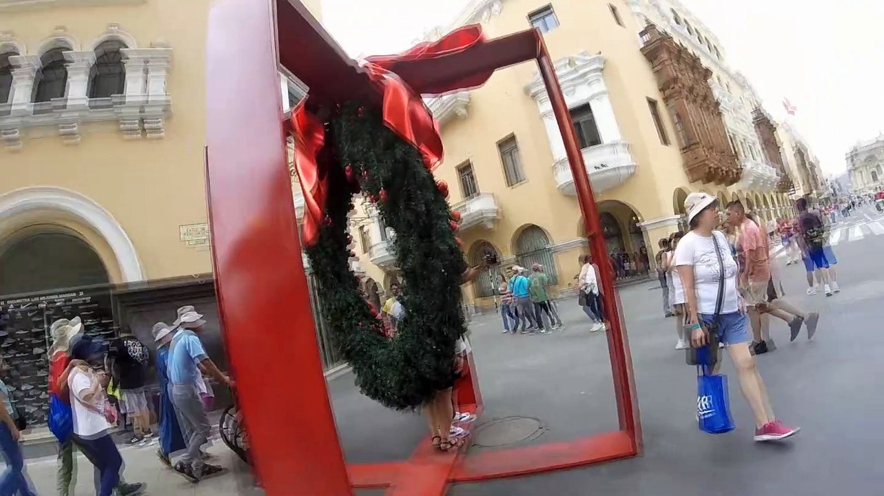 ADORNOS Y ARREGLOS NAVIDEÑOS PARA LOS SELFIES DE TURISTAS EN CENTRO HISTORICO DE LIMA PERU