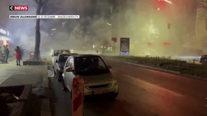 Скачать видео: Berlin : des affrontements ont éclatés le soir du nouvel an