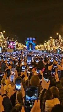 La video du feu d'artifice des Champs Elysées pour le 31 choque les internautes...
