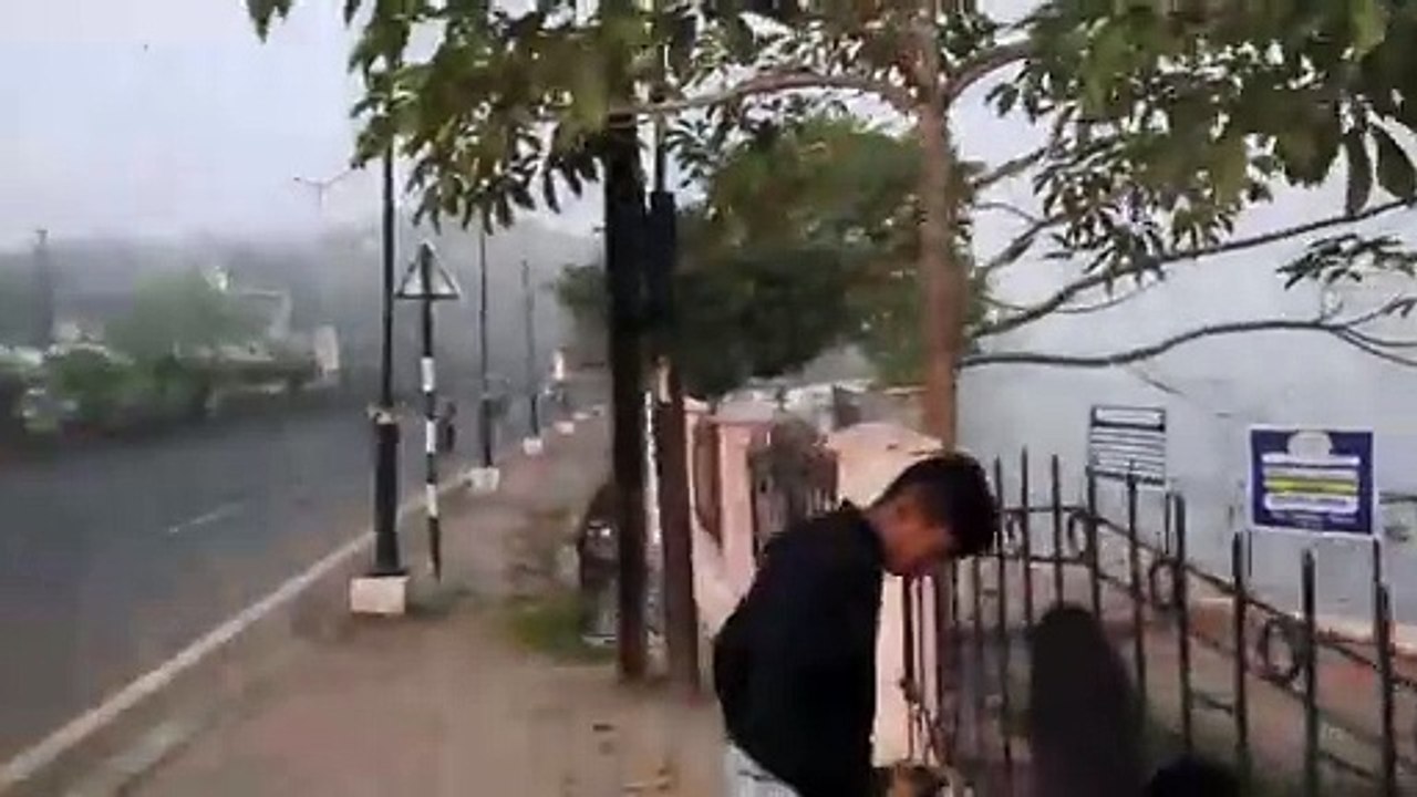 नए साल के पहले दिन शहर के कई इलाकों में धूल और धुंध छाई रही