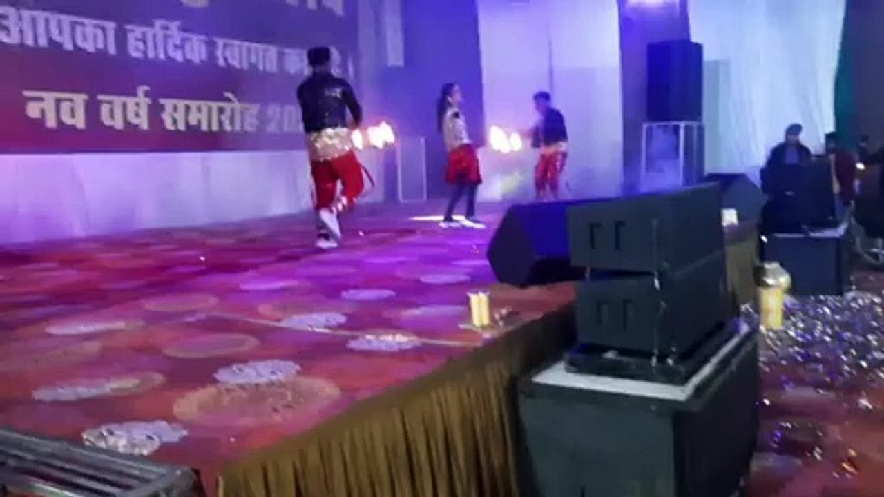 नए साल के स्वागत में झूमे लोग