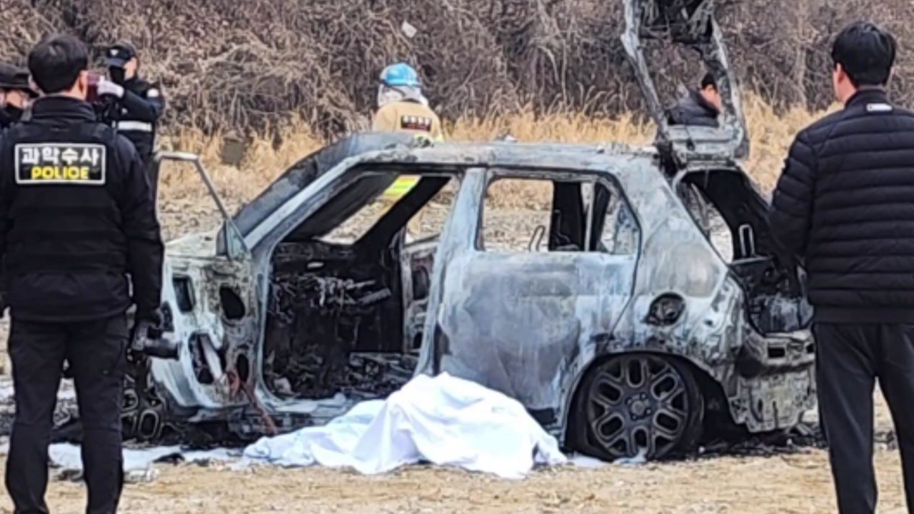 불 난 차량 운전석에서 시신 발견...경찰 수사 / YTN