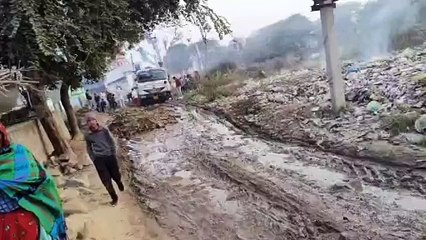 बदहाली: गंदे पानी व दलदल से चालक व राहगीर परेशान