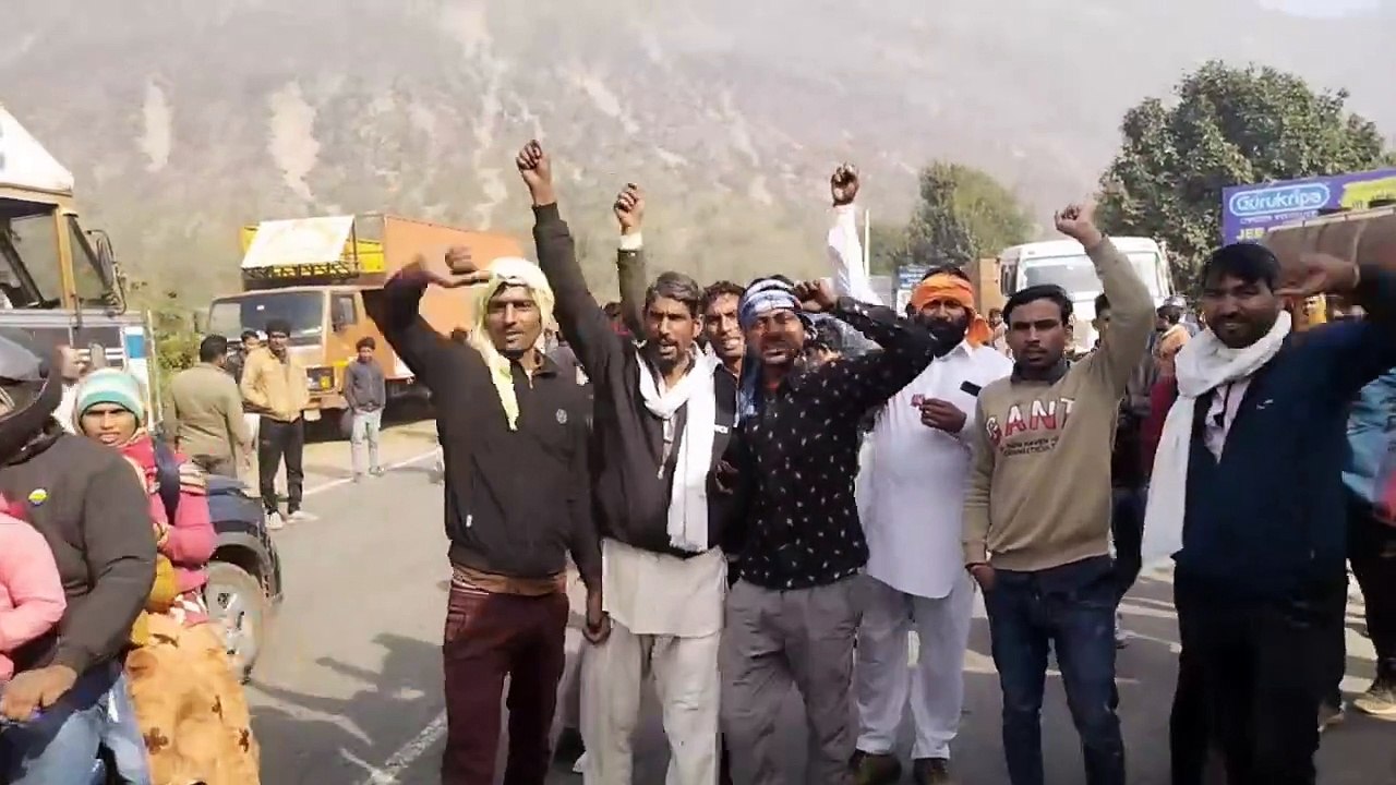 ड्राइवरों ने कहा ये काला कानून: लगाए मुर्दाबाद...