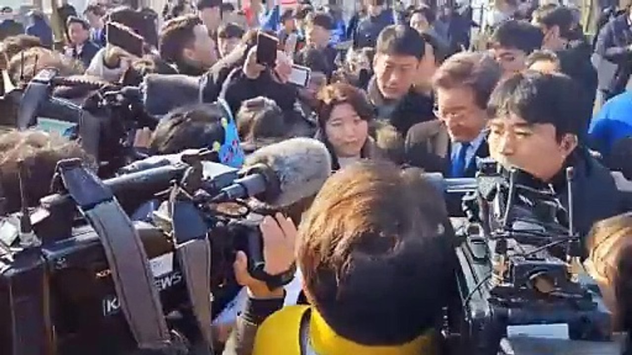 BREAKING: South Korean opposition leader Lee Jae-myung stabbed at press conference