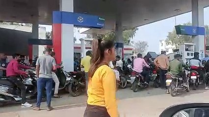 Video: जरूरत न होने के बावजूद बाइक की टैंक करा रहे फुल, पेट्रोल पंप पर ऐसा है नजारा