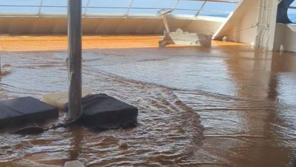 Savage 30m waves destroy boat on the way back from Antarctica