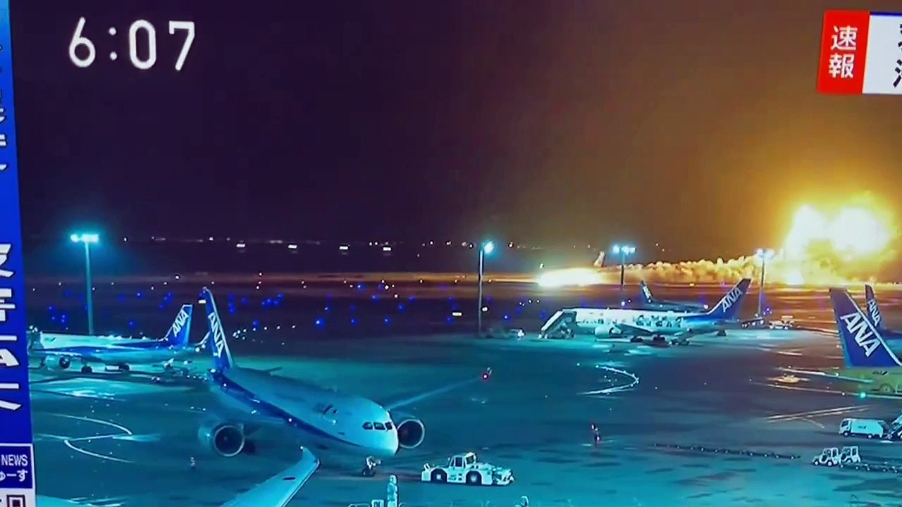 Un avion de ligne a pris feu sur la piste de l'aéroport de Tokyo-Haneda, au Japon.