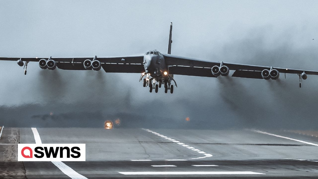 Schwere Bomber der US Air Force starten von einem britischen Luftwaffenstützpunkt