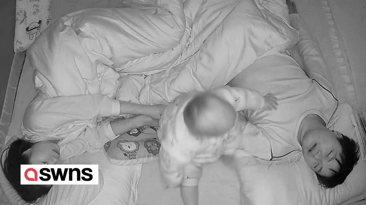 Baby stoppt das Schnarchen des Vaters durch eine Ohrfeige