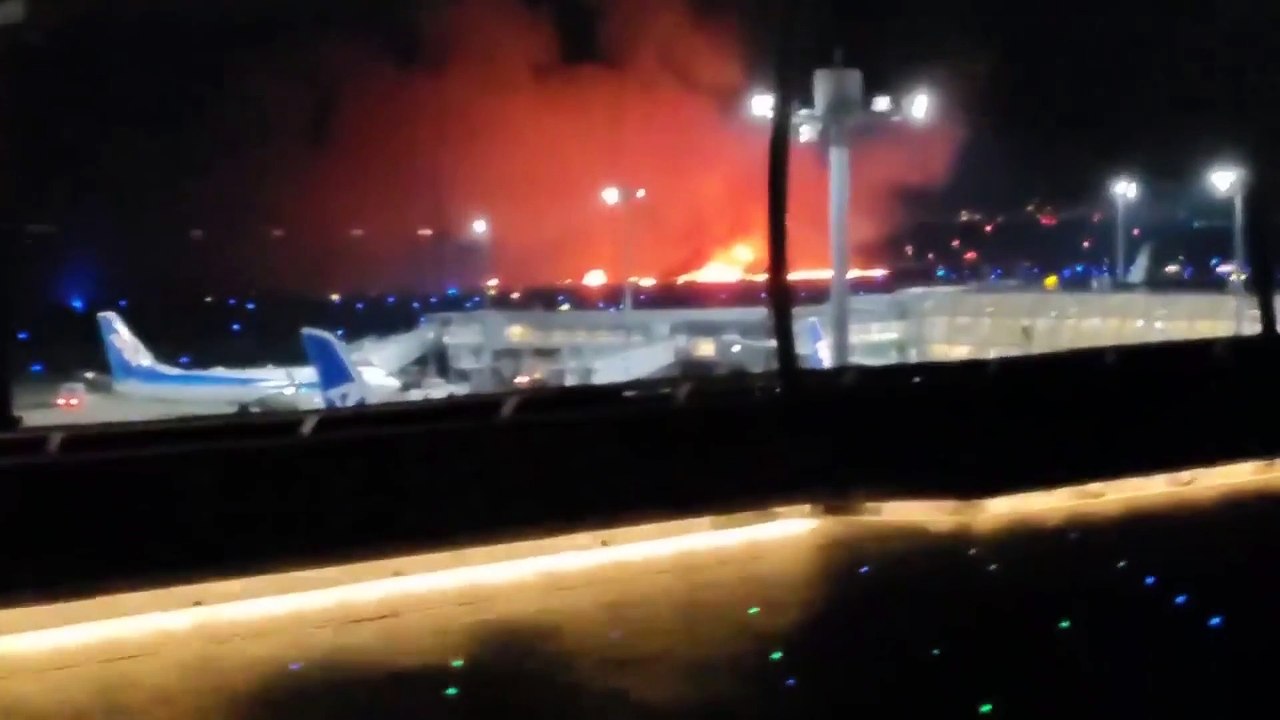 Evacuados casi 400 pasajeros de un avión tras incendiarse por una colisión en Japón