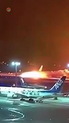 اللحظات الأولى لاندلاع حريق في طائرة بمطار هانيدا في اليابان