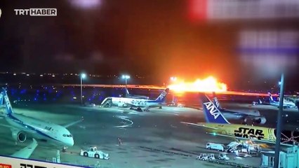Tokyo'da içinde 300'den fazla insanın bulunduğu yolcu uçağı yanıyor: Herkes tahliye edildi