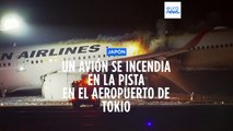 Avión envuelto en llamas en Japón circulando por las pistas de un aeropuerto