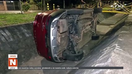 Vehículo cae en el canal de drenaje en la Av. Roca y Coronado