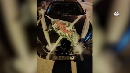 Gelin arabası gibi süslenen araçta 2 düzensiz göçmen yakalandı