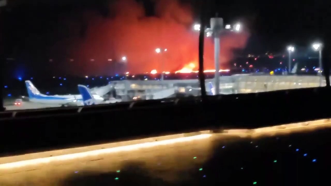 Evacuados casi 400 pasajeros de un avión tras incendiarse por una colisión en Japón