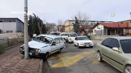 Uşak'ta Otomobil Aydınlatma Direğine Çaptı 2 Yaralı!