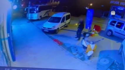 Düzce'de bir kişi  tekel büfesine pompalıyla ateş açarken elinden yaralandı