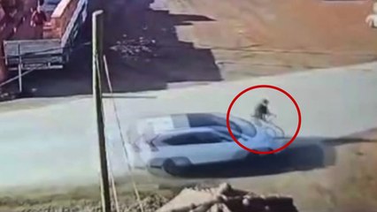 Çorum’da otomobilin bisikletliye çarpma anı kamerada