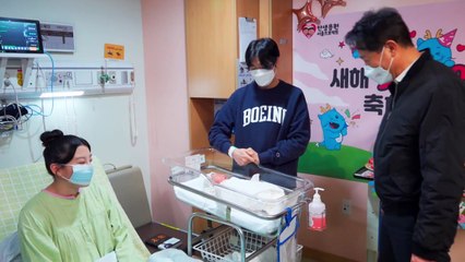 [서울] 오세훈 서울시장, 새해 첫둥이 출산 가정 만나..."밝은 미래이자 희망" / YTN