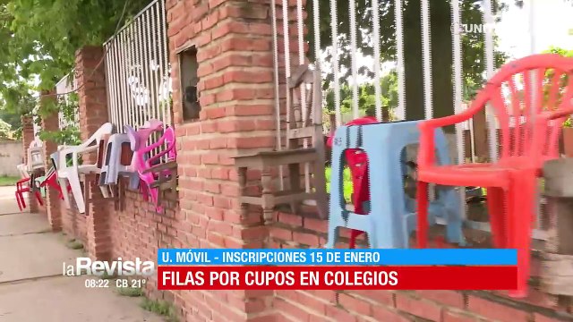 ​Inscripciones escolares: padres amarran sillas en el ingreso de un colegio, pero no hay nadie en la fila