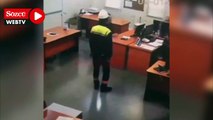 Fabrika sahibi azarladığı işçinin yüzüne kağıt fırlattı
