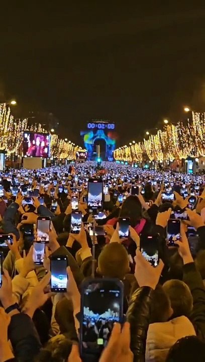 Feu d'artifice à Paris pour le Nouvel An: la vidéo terrifiante de milliers de gens sur leur portable