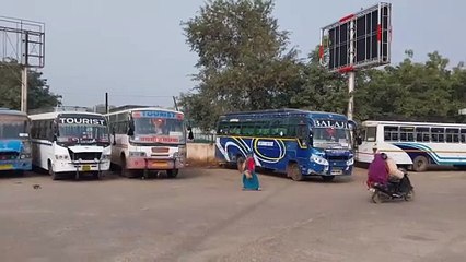 सूने रहे बस स्टैण्ड, कतार में खड़ी रही बसें