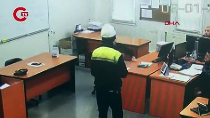 FABRİKA SAHİBİNİN İŞÇİNİN YÜZÜNE KAĞIT FIRLATMASINA İNCELEME