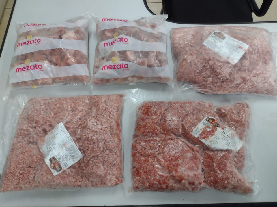 Homem invade escola infantil e furta peças de carne em Araras; veja vídeo