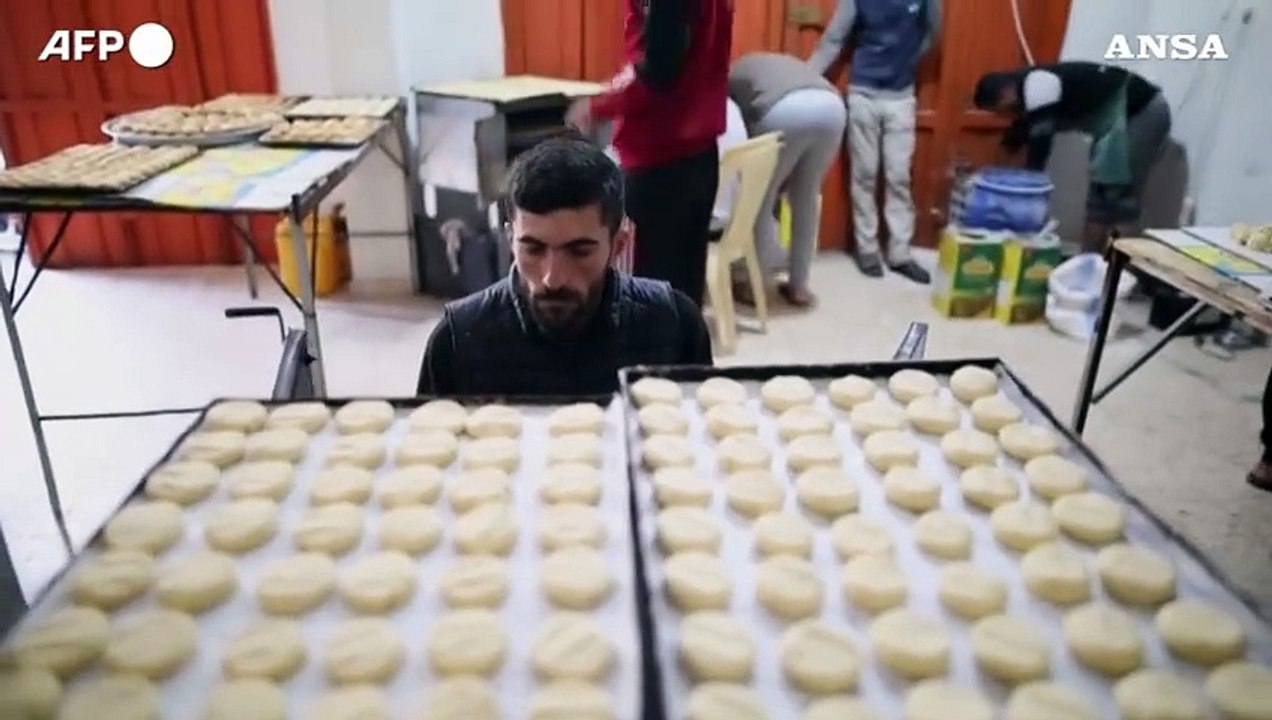 Gaza, un palestinese prepara biscotti per portare un po' di sollievo ai bambini