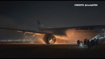 Le immagini delle persone in fuga dall'aereo in fiamme a Tokyo