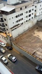 Solo cede e carro estacionado afunda em Guarapari